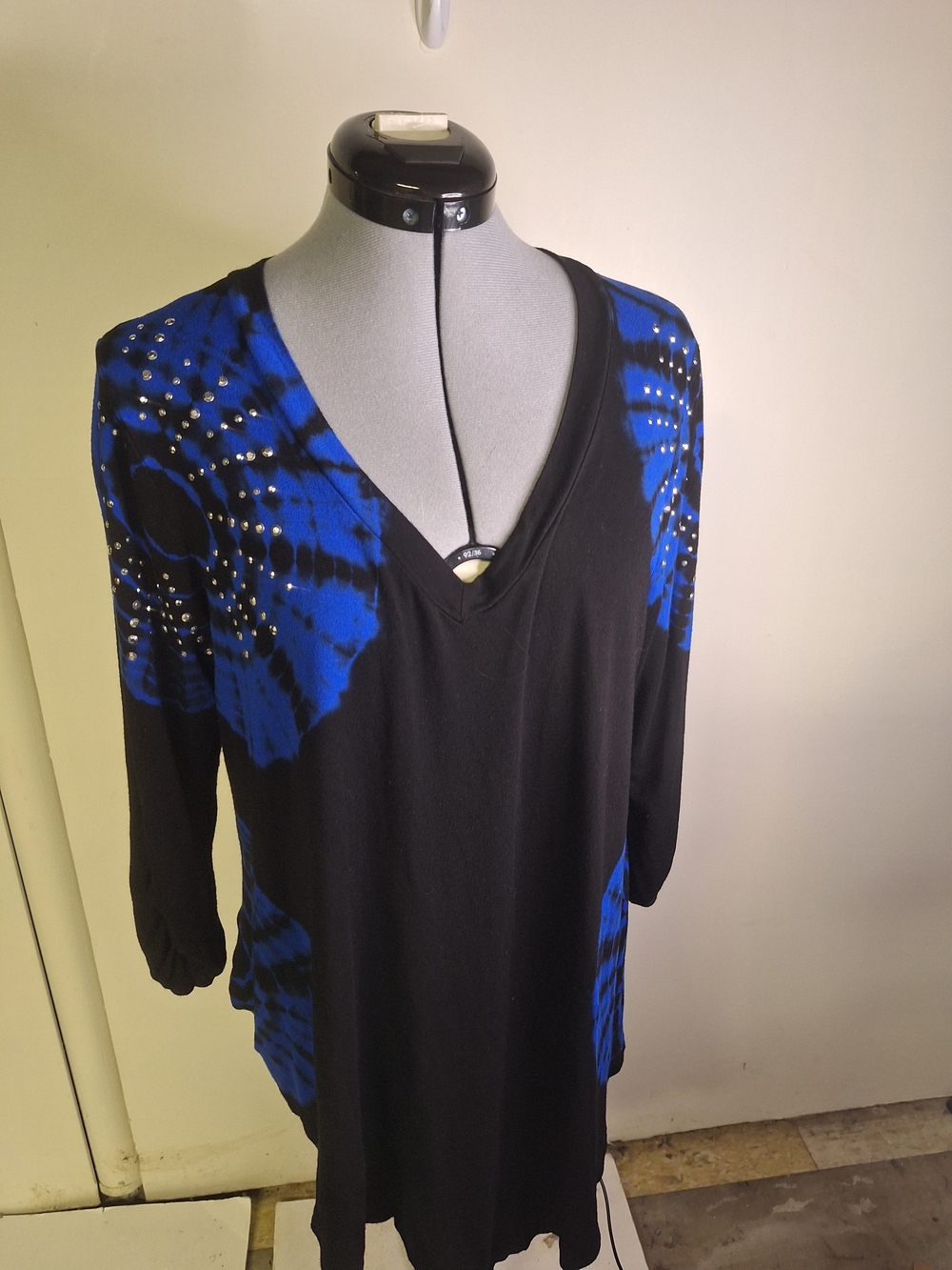 French Blue Black & Blue Studded Tie-Dye V-Neck Women's Top Size Large - Picture 2 of 8